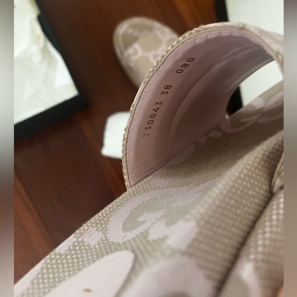 Gucci Tan and Cream Logo Sandals - Picture 6 of 7